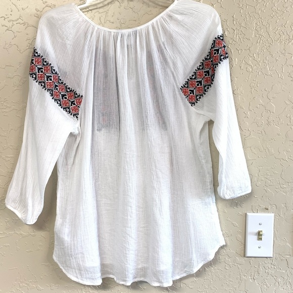 Beautiful Boutique Blouse - Picture 2 of 3